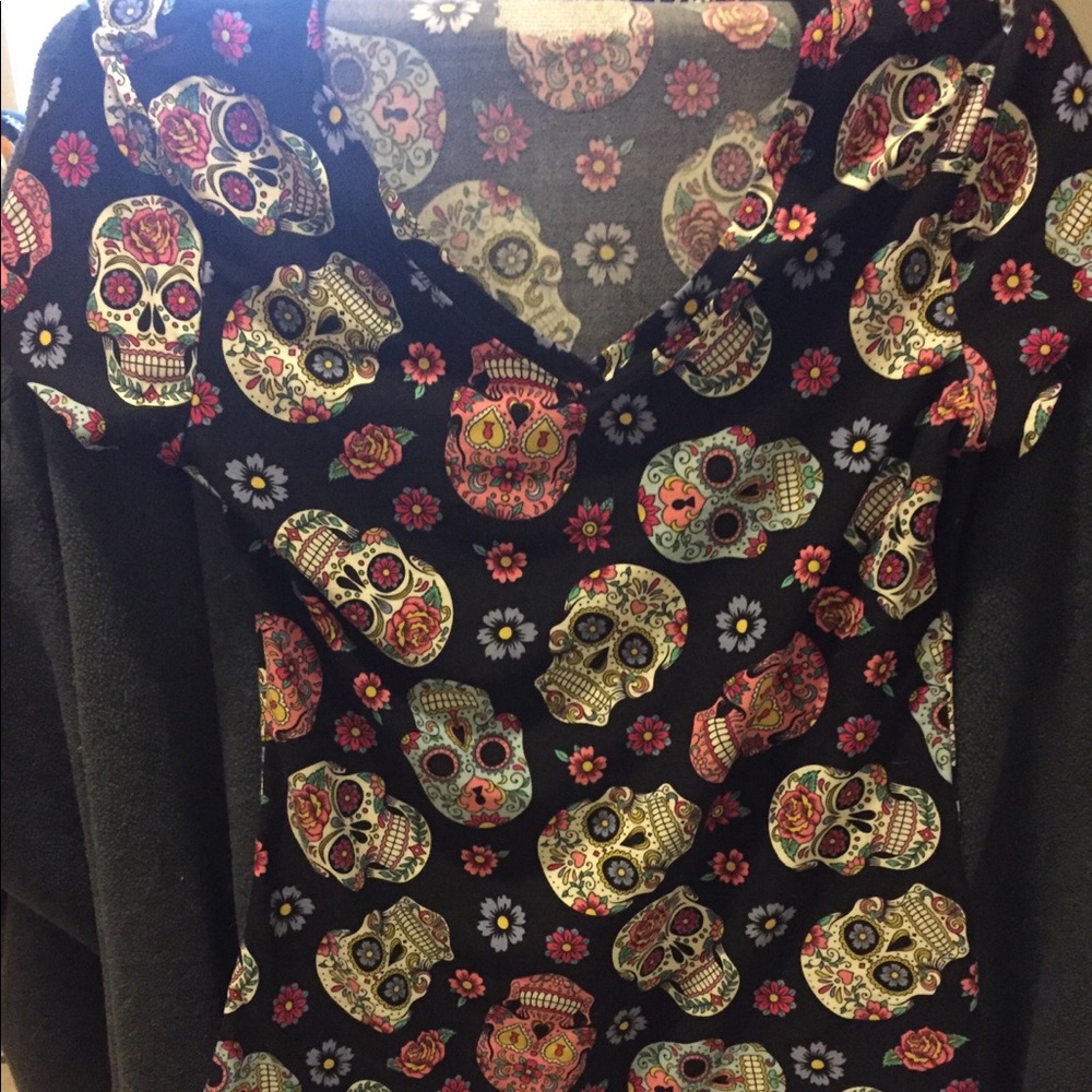 Day of the Dead skulls v-neck tee